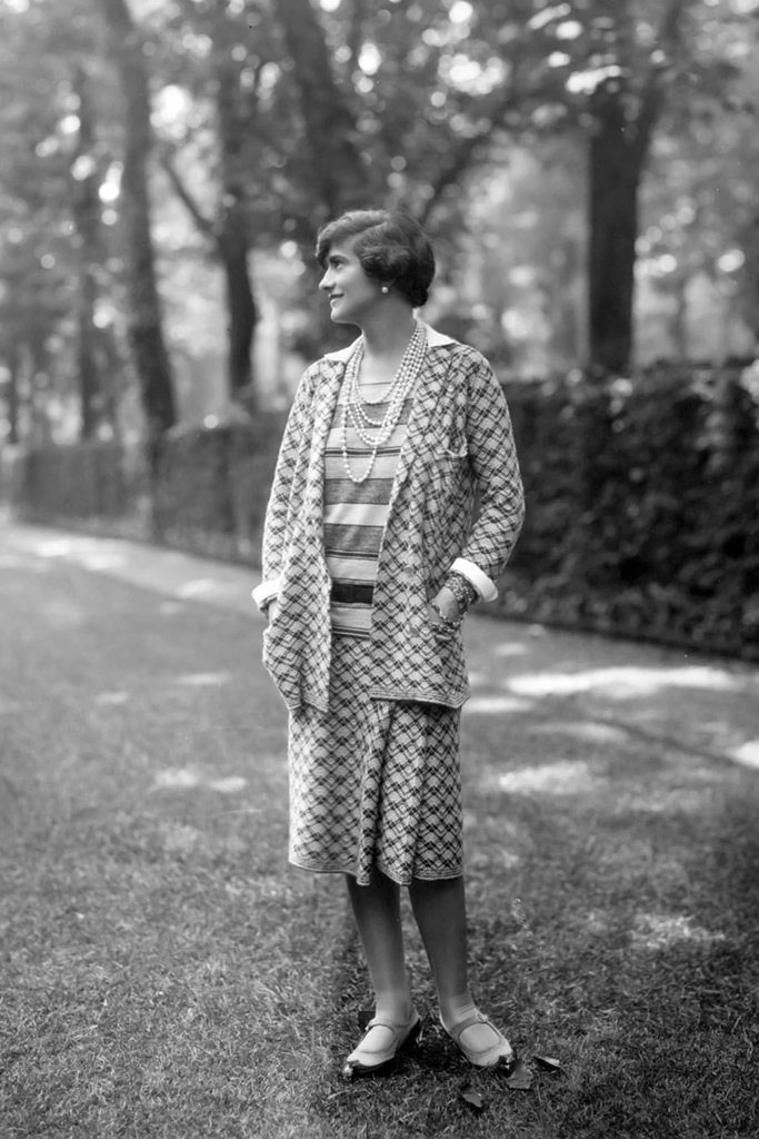Living through two World Wars Coco Chanel let her materials and fits fight  the societal influences placed on women at the t  Veste chanel Chanel  vintage Chanel