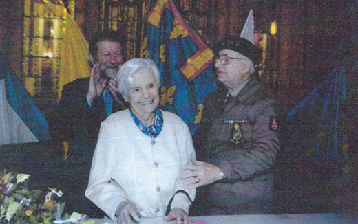 Marie and Arthur on their first meeting since 1944, in 2006